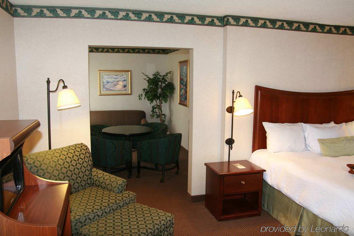 Hampton Inn & Suites Alexandria Old Town Area South Room photo